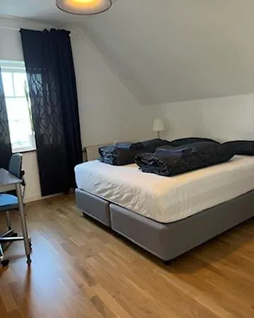 Rymlig Och Modern Laegenhet I Villa. Perfekt Foer Familjer. Med Parkering. Apartment