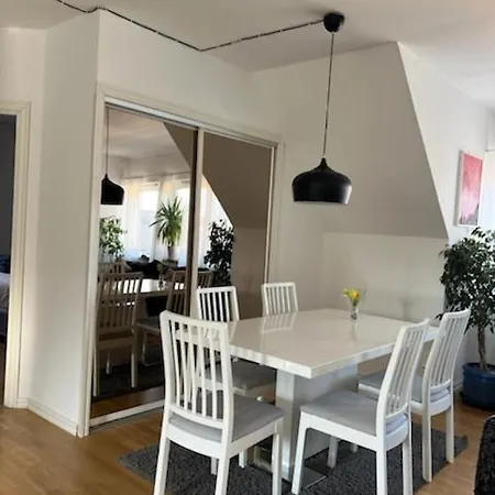 Rymlig Och Modern Laegenhet I Villa. Perfekt Foer Familjer. Med Parkering. Apartment
